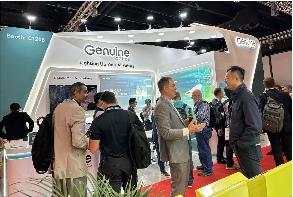 性能Up丨华工正源闪耀ECOC2025，AI光模块功耗再降1