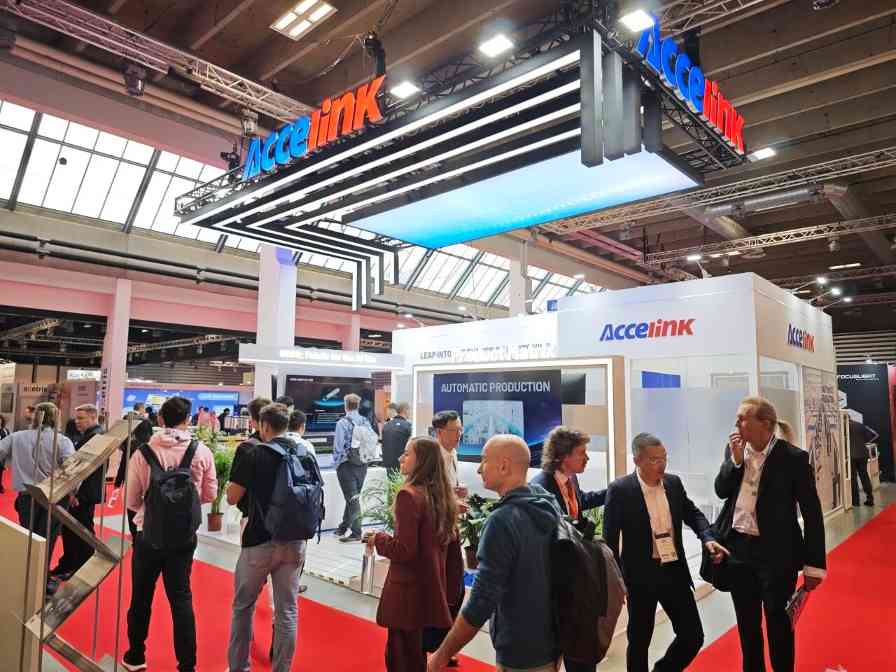 光迅科技与全球伙伴齐聚ECOC 2025，共话数据中心互联未